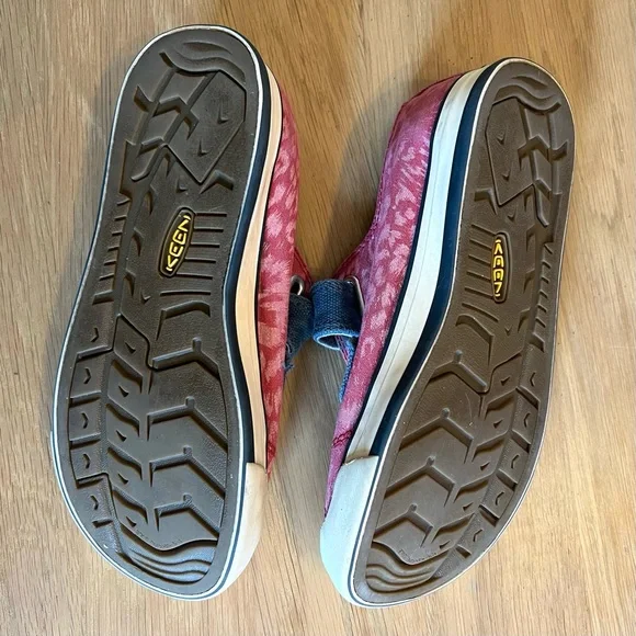 Keen size 2 Coronado w/ velcro straps pink leopard patten plaid, canvas sneakers - Picture 10 of 10
